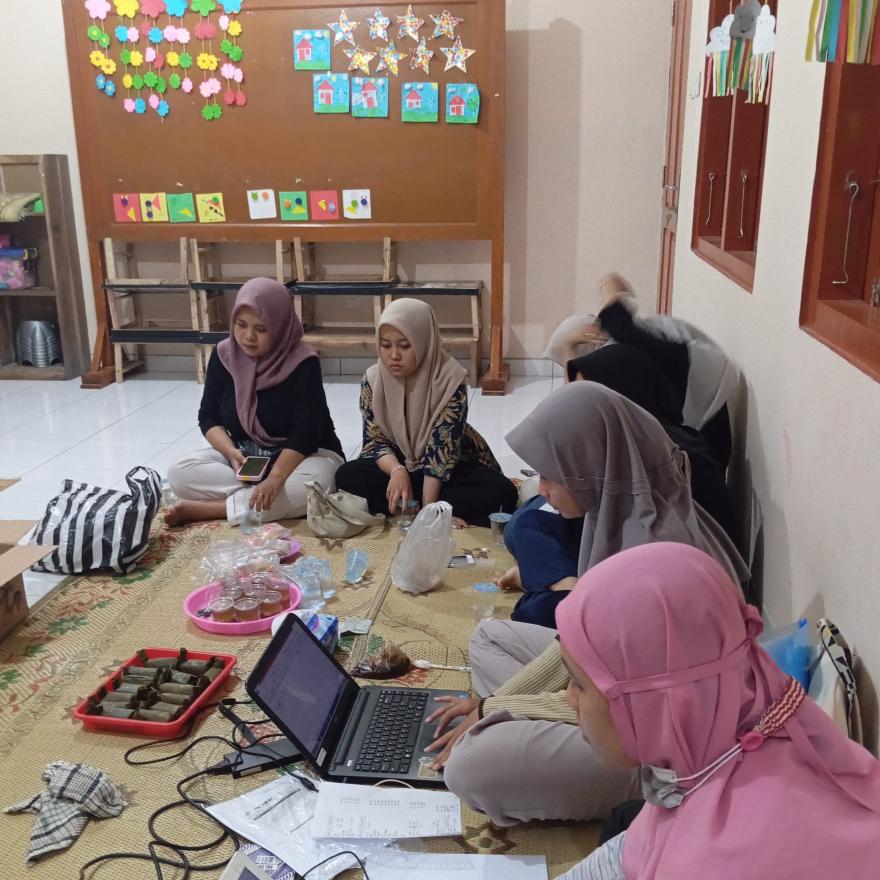 Kolaborasi Karang Taruna Anjir dan Karang Taruna Pandu dalam Menyiapkan Peringatan HUT KEMRI KE-79